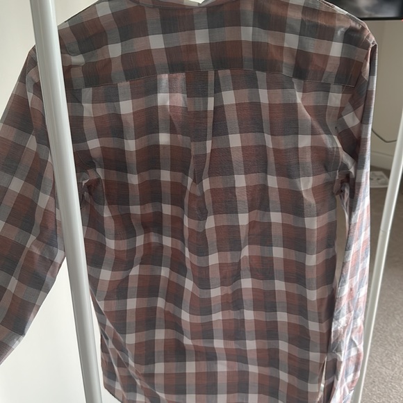 Van Heusen dress shirt - like new condition 14-14.5 neck - Picture 3 of 4